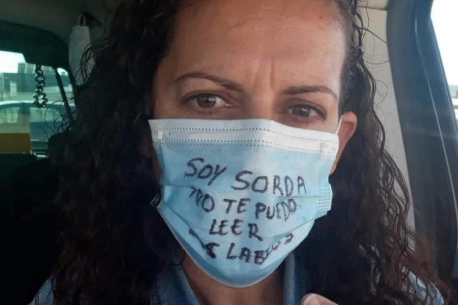 Fotografía de chica con mascarilla en la que pone "Soy sorda, no te puedo leer los labios"