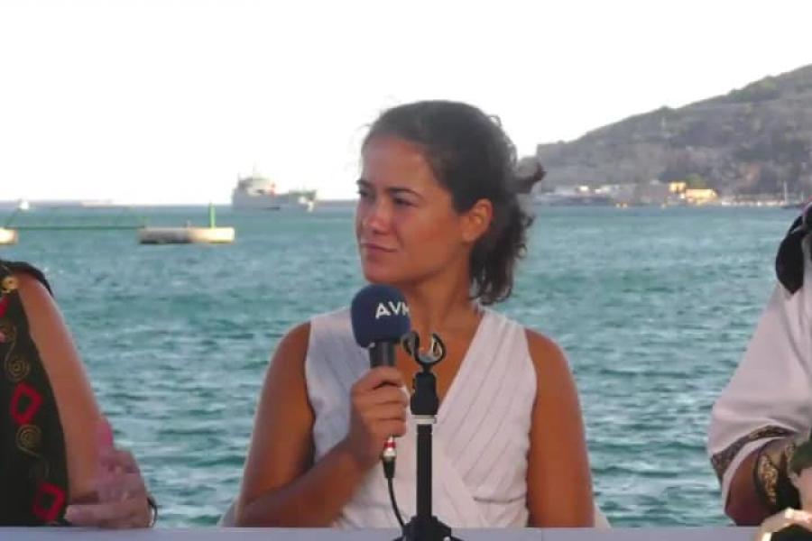 Fotografía de entrevista a los participantes con intérprete de lengua de signos