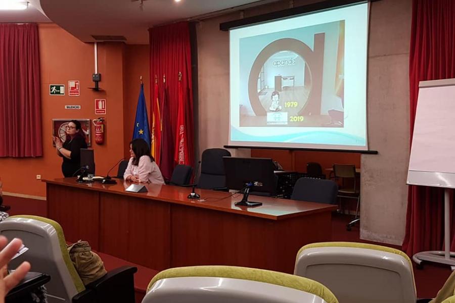 Fotografía de charla en la Universidad de Murcia con intérprete de lengua de signos