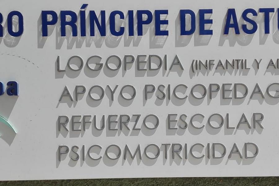 Fotografía de cartel del centro APANDA Príncipe de Asturias: logopedia (niños y adultos), apoyo psicopedagógico, refuerzo escolar, psicomotricidad